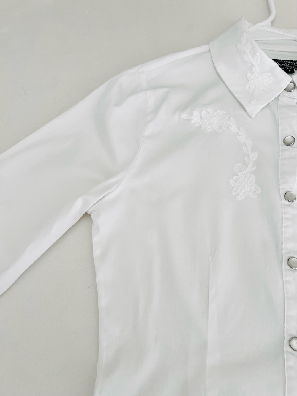 Dairy Boy Tailored Pearl Snap Top Shirt Size: 6 Color: White - Picture 7 of 16